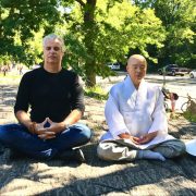 Méditation pour le chef Éric Ripert dans les rues de New York en compagnie de Jeong Kwan