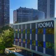 Ora Ïto et Daniel Buren signe Yooma – Refuge Urbain – hôtel nouvelle génération à Paris