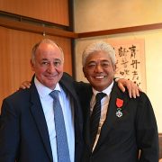 Marc Haeberlin remet le titre de Chevalier Légion D’Honneur au chef Japonais Hiroyuki Hiramatsu