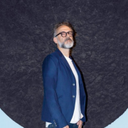 Le chef italien Massimo Bottura envisage d’ouvrir un restaurant solidaire à Paris – Le chef Yannick Alléno servira un dîner au Ledoyen pour soutenir l’association