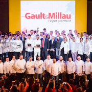 Gault & Millau lance sa première édition en Russie – Côme de Cherisey frappe fort en lançant le guide Moscou entouré d’une centaine de chefs