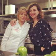 Dans Sucrément Bon sur la chaîne TEVA,  Aurélie Chaigneau délivre les secrets des grands chefs pâtissiers