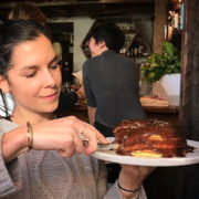 Raphaële Marchal : de blogueuse à journaliste culinaire, puis chroniqueuse télé, l’ascension fulgurante d’une foodista