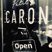 Petit Caron a ouvert ses portes à Amsterdam – les aubergistes manient facilement le tire bouchon