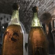 Une bouteille de vin jaune de  1774 adjugée à 107 700 euros