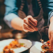 Les Américains mangent de plus en plus au restaurant, pour recruter les propriétaires de restaurants doivent revoir leurs copies et se démener pour trouver du personnel