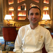 Rencontre avec François Perret, chef pâtissier du Ritz : « plus il y aura d’égéries médiatiques dans notre profession, mieux ce sera. »