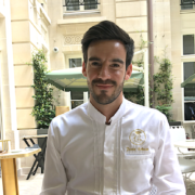 À l’Hôtel de Crillon, le chef Justin Schmitt pilote avec brio le restaurant La Brasserie d’Aumont