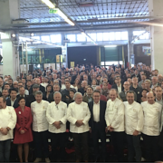 Photo de Famille au Collège Culinaire de France – Découvrez la nouvelle vidéo où les grands chefs forment une brigade
