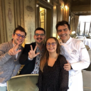 Scènes de chefs – Camille Delacroix chez Alléno, Pierre Marty attrape 2 étoiles à Macau pour le chef Ducasse, Bertrand Grébaut au Ritz Paris, …