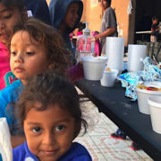 José Andrès auprès des milliers de réfugiés à Tijuana à la Frontière Mexicaine, il a servi un repas de Noël pour 2000 personnes