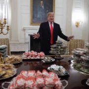 Faute de cuisinier, Donald Trump a organisé pour une réception à la Maison Blanche un buffet version malbouffe