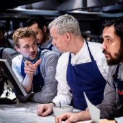 Scènes des chefs – Richard Ekkebus cuisine à Amsterdam au Rijks, Mercotte au Sirha, le 3 étoiles Dani Garcia prépare son festival,