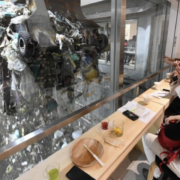 Insolite à Tokyo : ce restaurant et bar branché a une vue plongeante sur l’usine de traitement de déchets