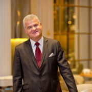 F&S est allé à la rencontre de Denis Courtiade, nommé Meilleur Directeur de Salle au Monde 2019 : « l’enchantement du client commence par celui du collaborateur »