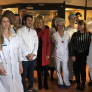  » Repas Toqués  » –  Les chefs Grégory Cohen et Guillaume Gomez auprès de Brigitte Macron à l’hôpital Saint-Louis à Paris, une initiative pour améliorer les repas des jeunes atteints de cancers