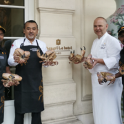 Déguster les meilleurs crabes au Shangri-Là Paris préparés par Dharshan Munidasa chef du restaurant Minitry Of Crab à Colombo, c’est possible en ce moment