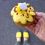 Ses photos de pâtisseries accordées à ses chaussures cartonnent sur Instagram