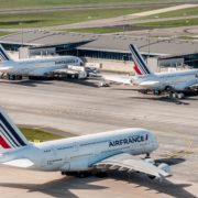 Air France élimine le plastique à usage unique lors du service des repas en vol, et propose sa sélection de vins en ligne