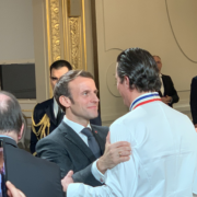 Le Président Emmanuel Macron a remis les insignes de Chevalier de la Légion d’Honneur au chef Christophe Bacquié