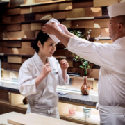 Les cuisinières japonaises aimeraient avoir leur place derrière les comptoirs à sushis, mais  » elles ont les mains chaudes « 