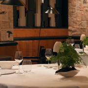 10 chefs demandent la réouverture des restaurants parisiens sans terrasse avant le 22 juin