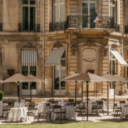 Tous en terrasse – Terrasses parisiennes pour attraper des coups de soleil, des coups de coeur ou d’amitié, des accents de bonheur