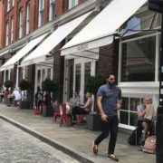 À Londres, les restaurants retrouvent peu à peu leur activité ; mais la vraie reprise tarde à se mettre en place