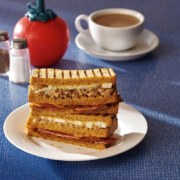 Pour le magazine Eater le sandwich crée par le chef Heston Blumenthal pour Waitrose  » c’est de la merde « 