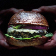 En créant MuuMami le chef Rodolfo Guzmán fait le pari du burger 100% local, 100% honnête, 100% naturel, 100% Chilien