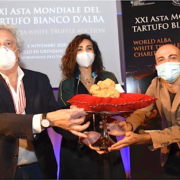 La plus grosse truffe blanche d’Alba de l’année a été achetée hier par un homme d’affaire de Hong Kong