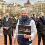 Les petits commerçants et restaurateurs étaient réunis hier à Lyon pour protester contre la fermeture de leurs entreprises #laisseznoustravailler