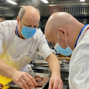 Jean-Paul Bostoen & Olivier Nasti en cuisine pour préparer « Le Menu des Grands Chefs Étoilés »