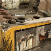 Un thermopolium, fast food de rue de l’antiquité, mis à jour à Pompéi