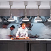 À Londres, la chef Clare Smyth nous parle de sa troisième étoile obtenue dans l’édition 2021 du guide Michelin – une interview Food&Sens