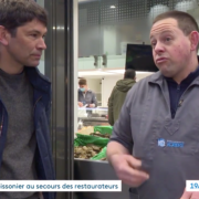 Ce poissonnier de Saint-Étienne met sa boutique à disposition des chefs pour qu’ils distribuent leurs plateaux repas
