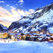 Pour attirer saisonniers et employés les stations de ski des Alpes augmentent les salaires et les avantages