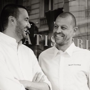10 ans déjà que le chef Cyril Lignac et Benoît Couvrant ont créé leur première pâtisserie à Paris