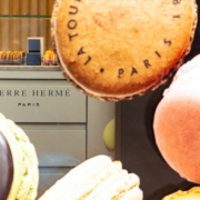 Collaboration gourmande de Pierre Hermé avec La Tour Eiffel – Création des premiers macarons siglés Tour Eiffel