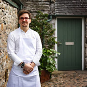 Nous avons interviewé Paul Burgalières, chef de cuisine de L’Enclume, la table du chef Simon Rogan qui vient d’obtenir 3 étoiles en Angleterre