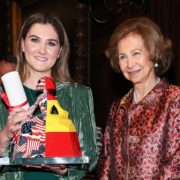 Carlota, la fille ainée du chef José Andrés,  reçoit, en son nom, de la reine Sofia, le « Sophia Award for Excellence »