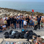 Pour la « Journée des Océans », les chefs Angel León et Mauro Colagreco et leurs équipiers sont allés nettoyer les plages entre Menton et l’Italie