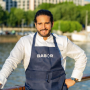 Le chef Mohamed Cheikh embarque au restaurant le Babor chaque samedi pour tout l’été sur la Seine
