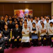 Laurent Pourcel fête les 20 ans du restaurant Sens & Saveurs à Tokyo en compagnie des ses équipes