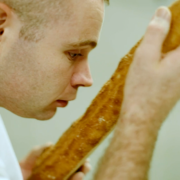 Vainqueur du concours de la meilleure baguette de Paris, Damien Dedun est récemment devenu le boulanger qui fournit l’Élysée
