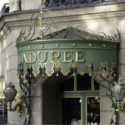 Ladurée Champs Elysées se fait une beauté – Vente aux enchères publiques de mobilier & objets d’art du restaurant