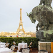 Une terrasse et la tour Eiffel au fond