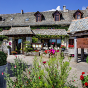 Les Maisons de Montagne … une belle histoire de famille au coeur du Cantal !