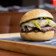 Collaboration inédite – Yannick Alléno & Paul Pairet signent un burger, le « Léon’s Philly Royale Cheese »